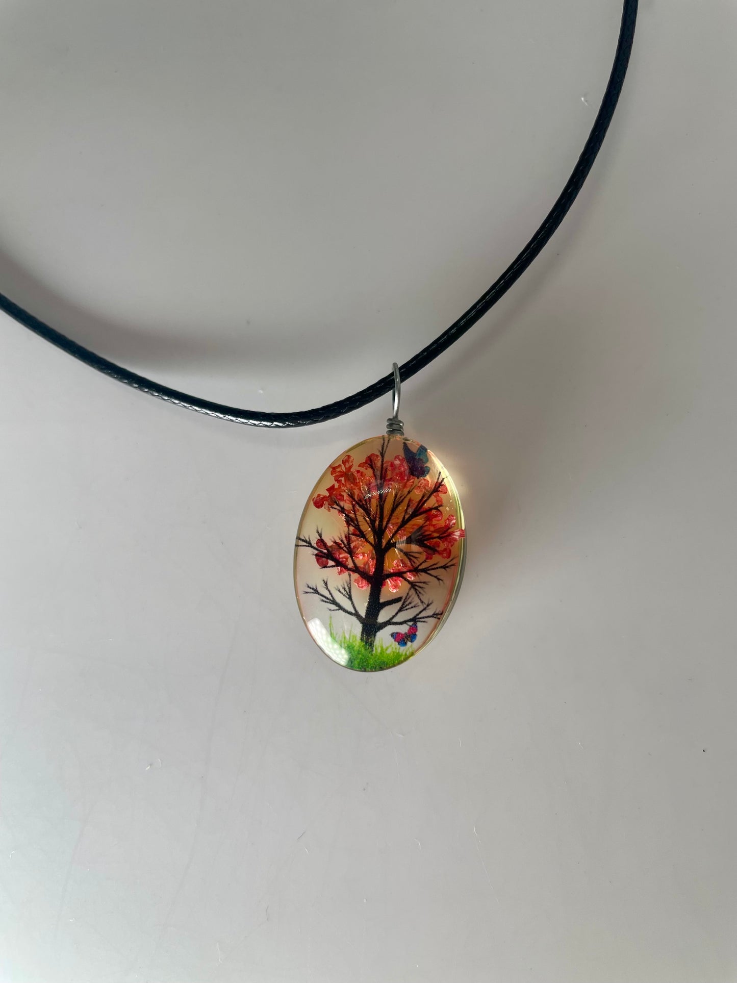 Collana con ciondolo in resina rappresentante albero