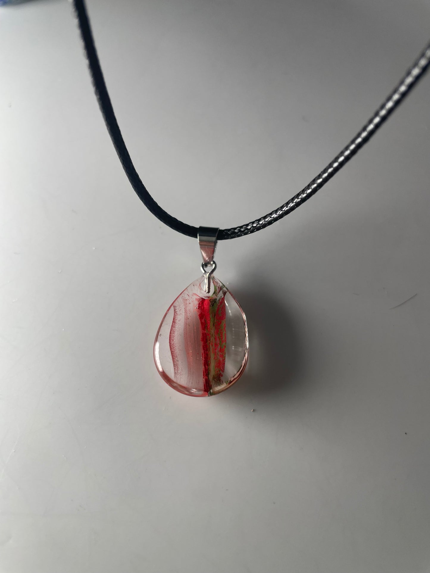 Collana con pendente a goccia in vetro colorato