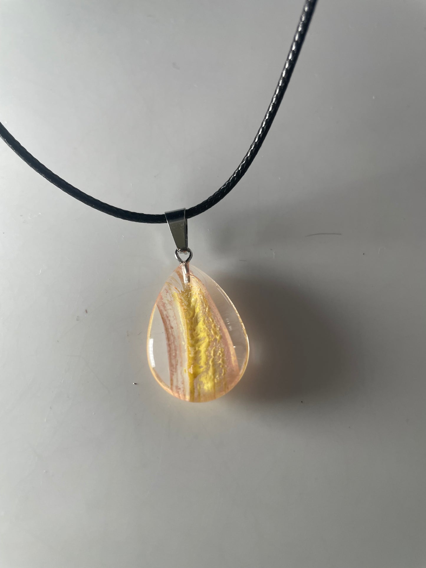 Collana con pendente a goccia in vetro colorato
