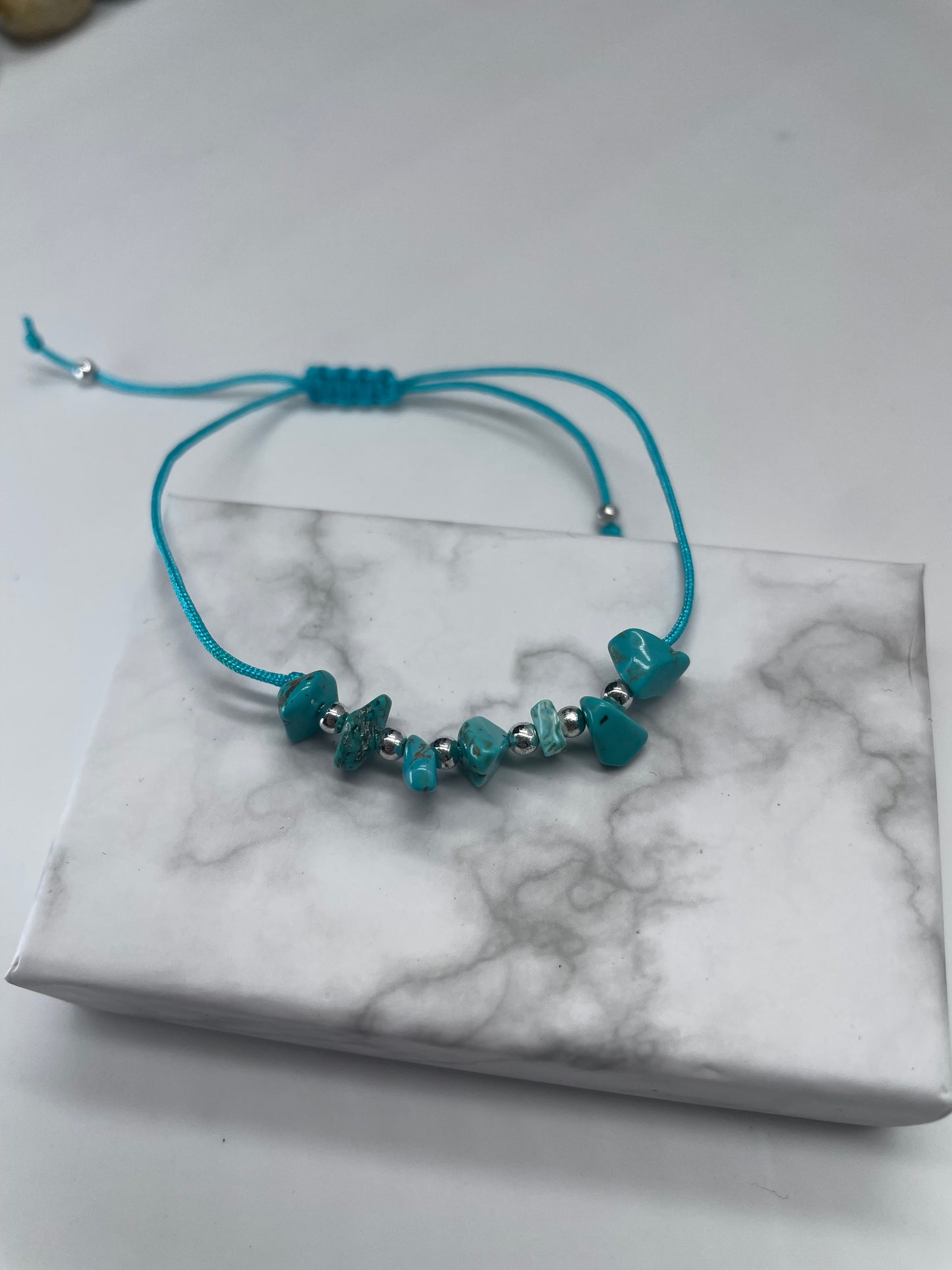 Bracciale con pietre naturali in turchese