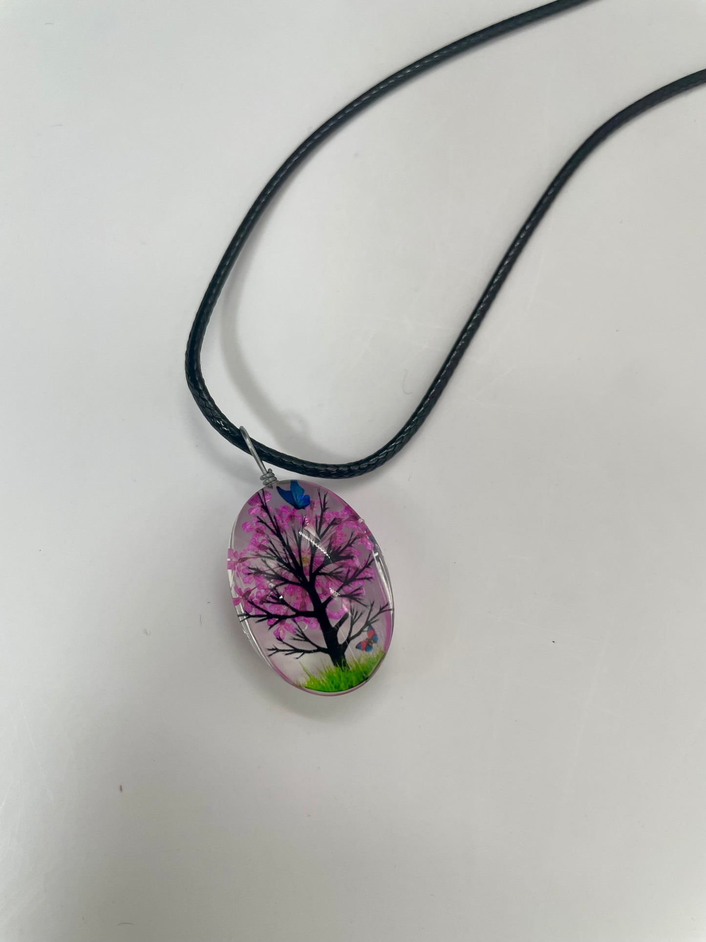 Collana con ciondolo in resina rappresentante albero