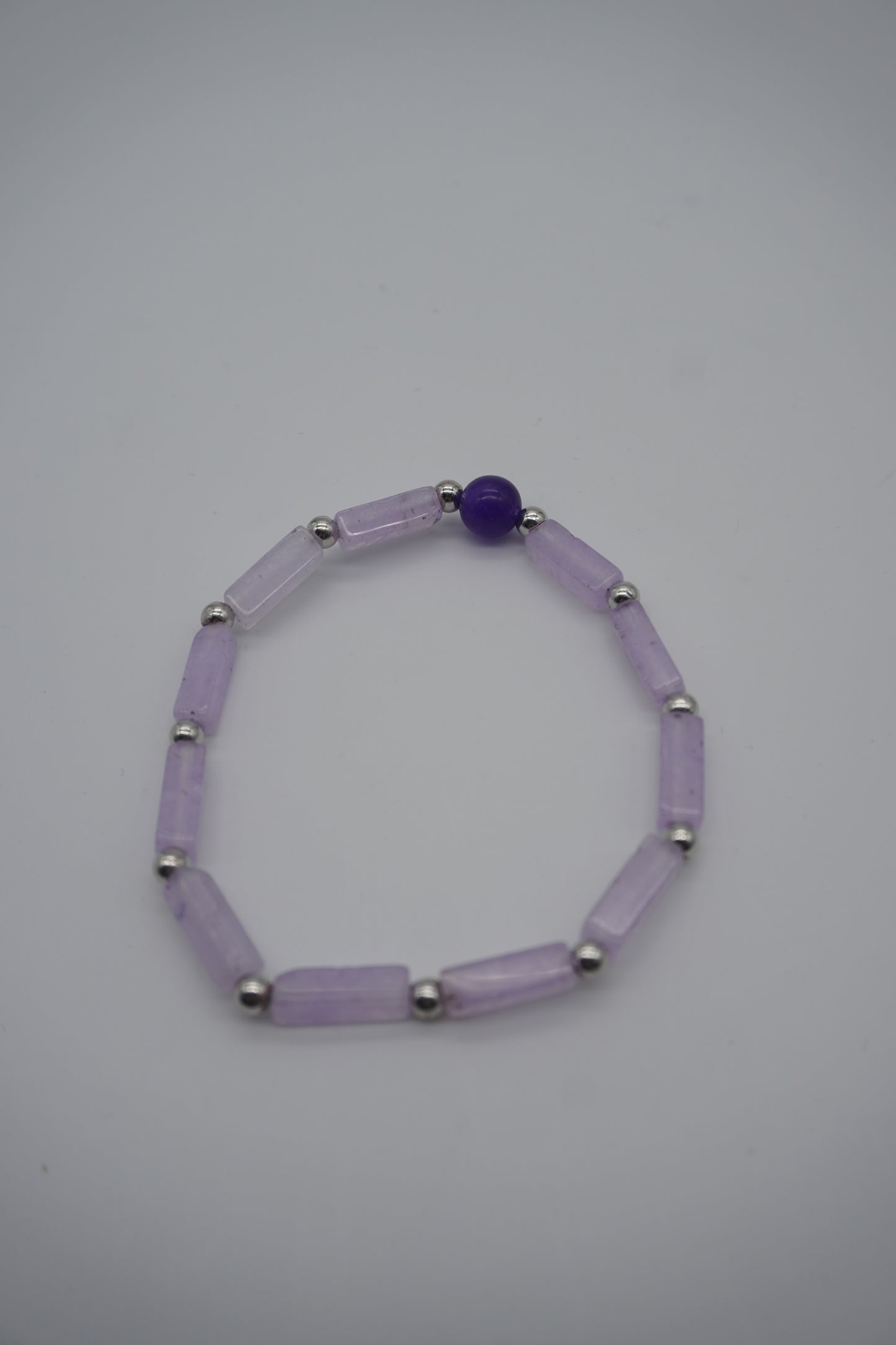 Bracciale in Ametista Lavanda e Sfera Viola – Eleganza Sottile