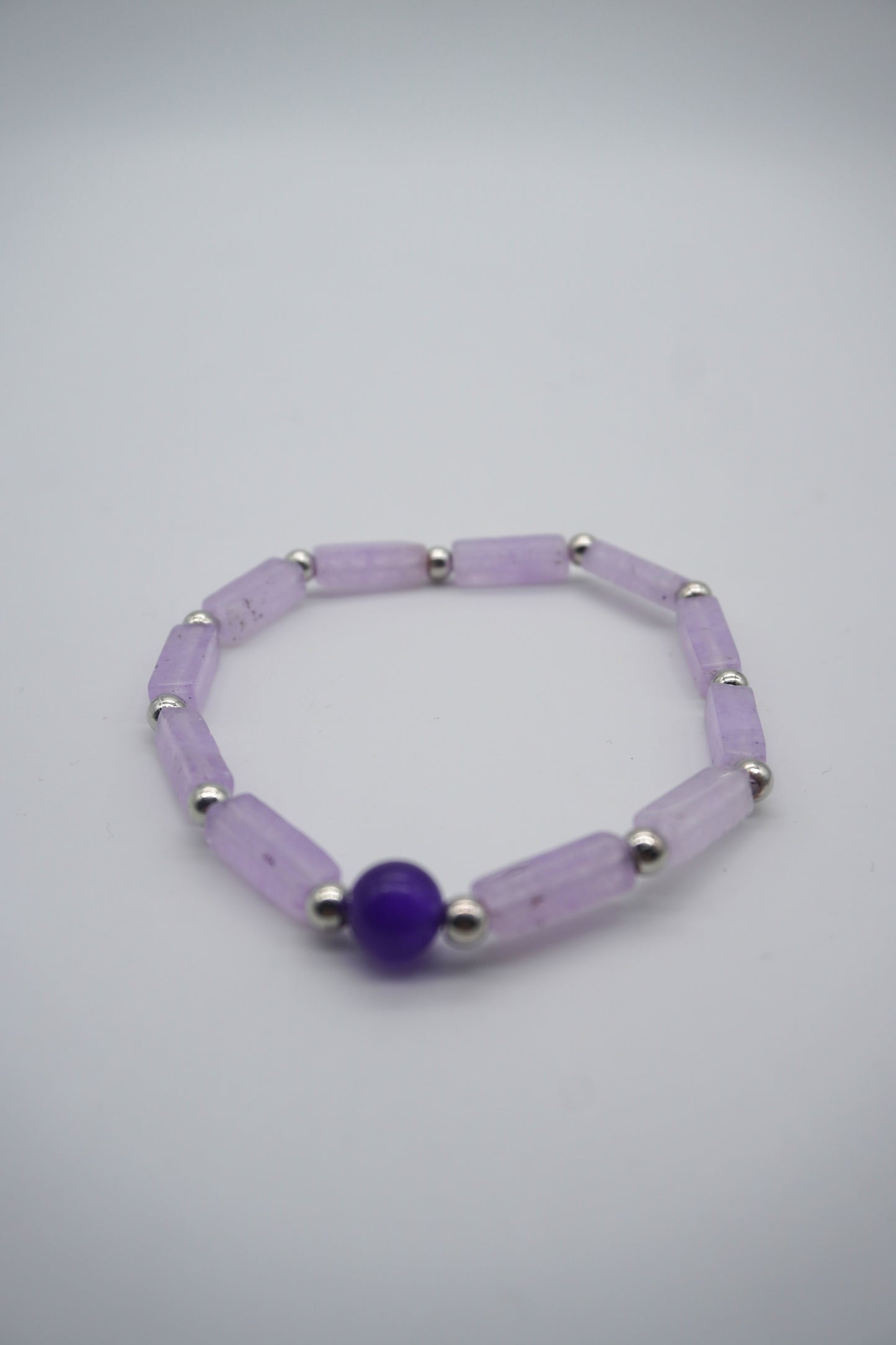 Bracciale in Ametista Lavanda e Sfera Viola – Eleganza Sottile