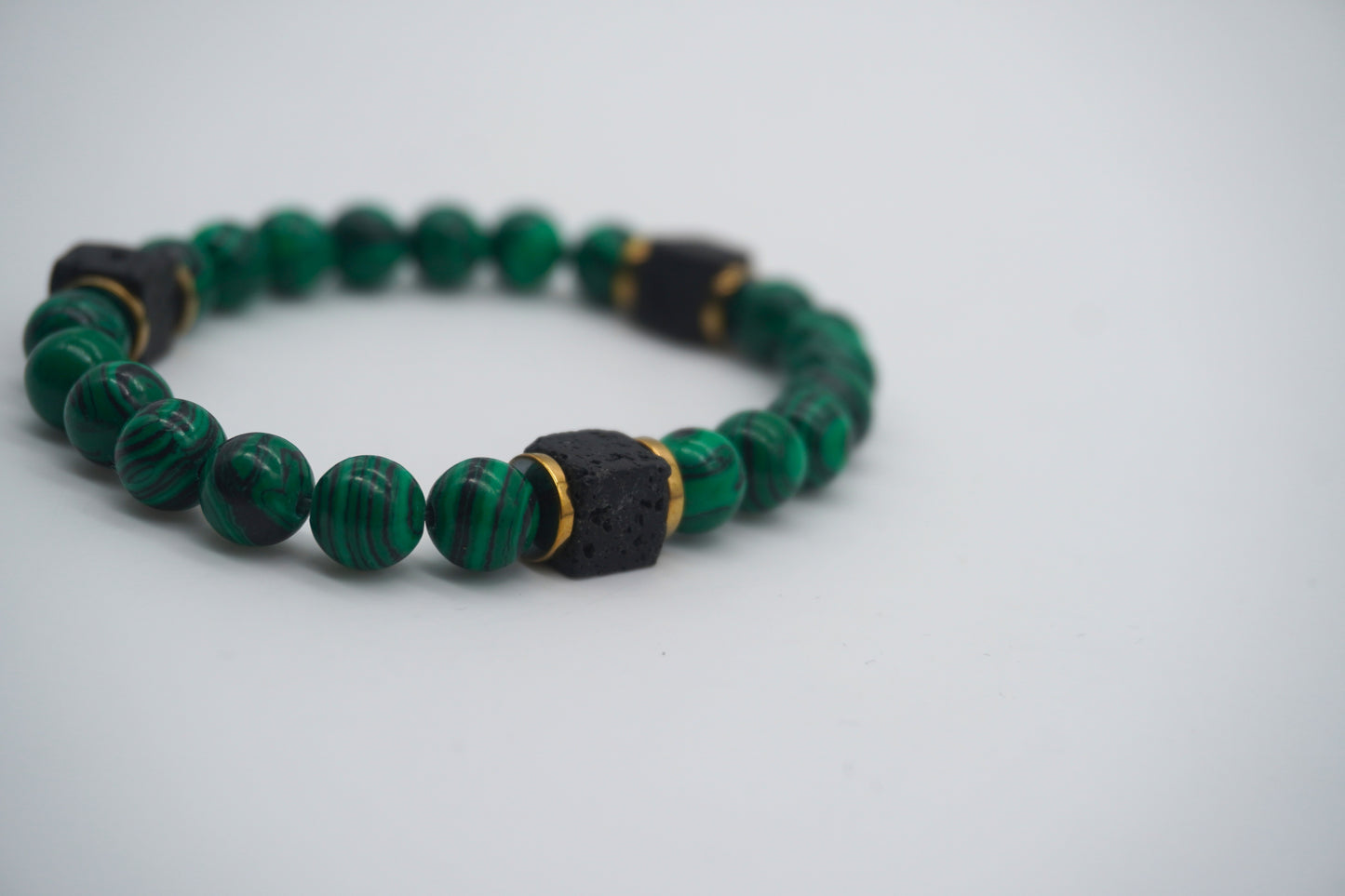 Bracciale in Malachite con Pietre Laviche – Potere, Eleganza, Energia