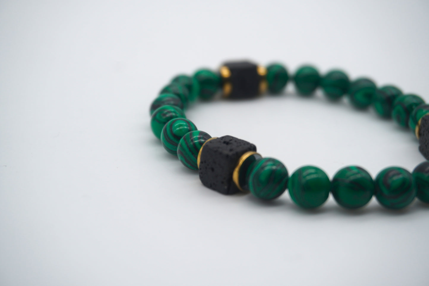 Bracciale in Malachite con Pietre Laviche – Potere, Eleganza, Energia