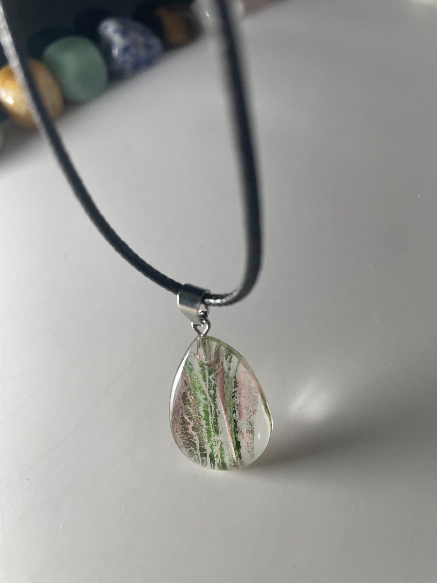 Collana con pendente a goccia in vetro colorato
