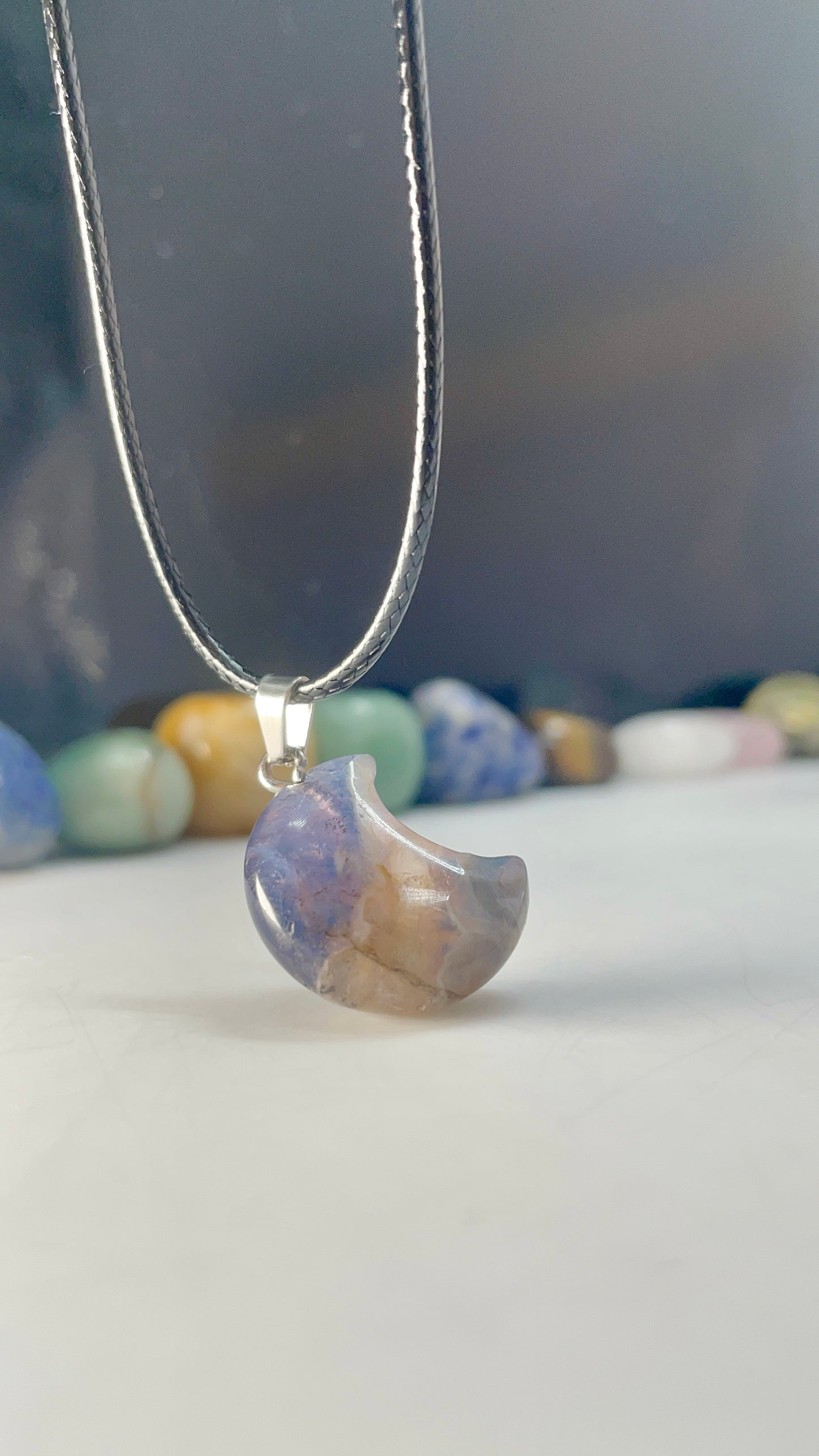 Collana in pietra naturale a forma di mezza luna #5