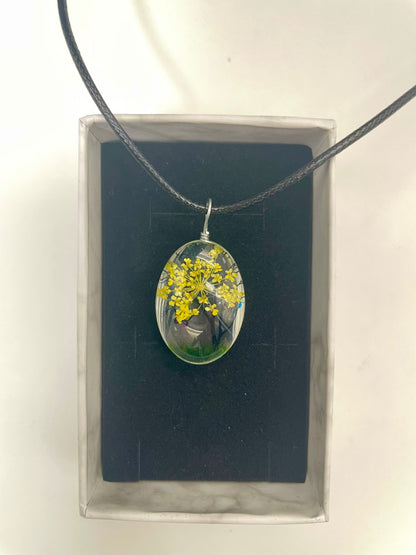 Collana con ciondolo in resina rappresentante albero