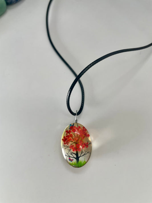 Collana con ciondolo in resina rappresentante albero