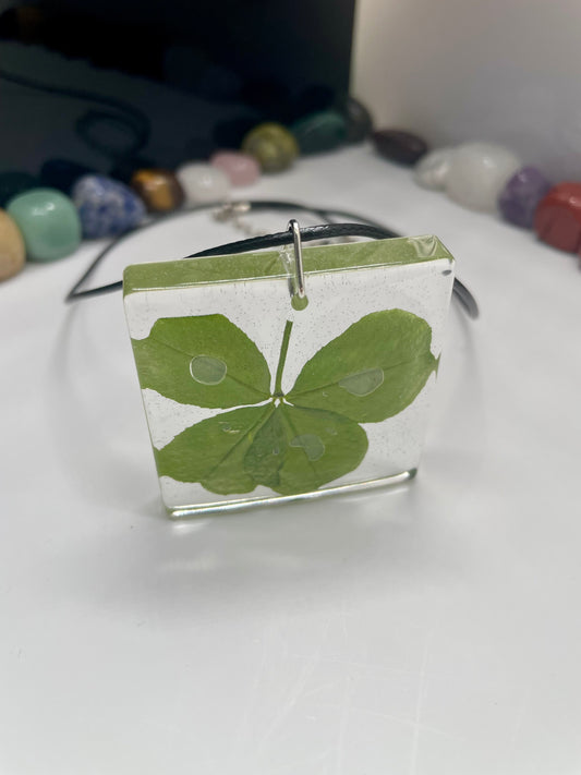 Collana con quadrifoglio vero in resina – Porta fortuna artigianale, fatta a mano