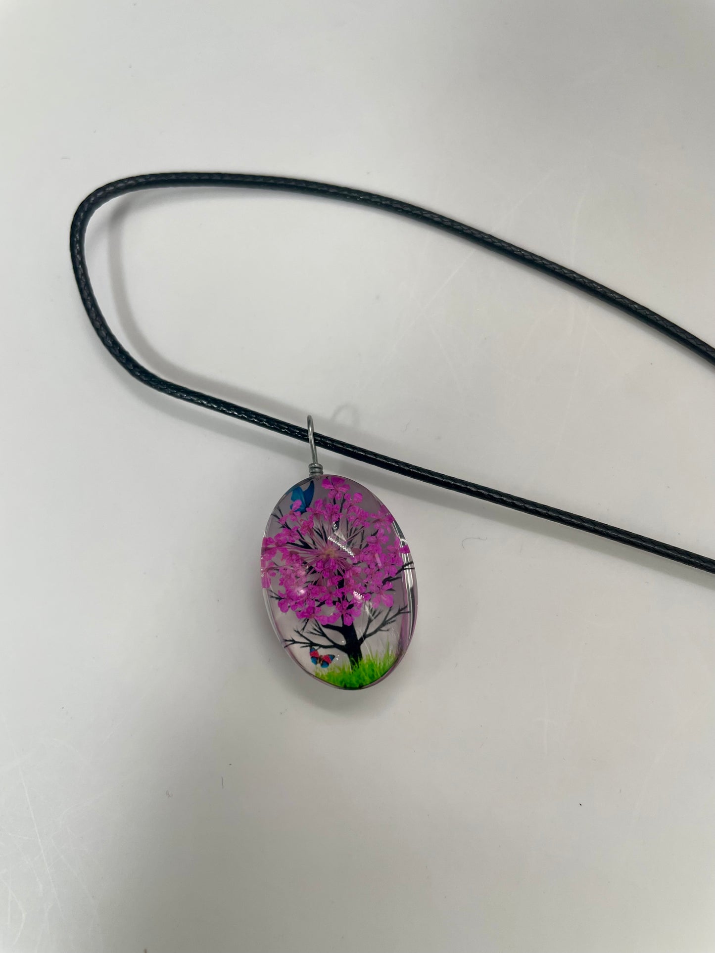 Collana con ciondolo in resina rappresentante albero