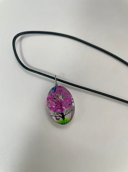 Collana con ciondolo in resina rappresentante albero
