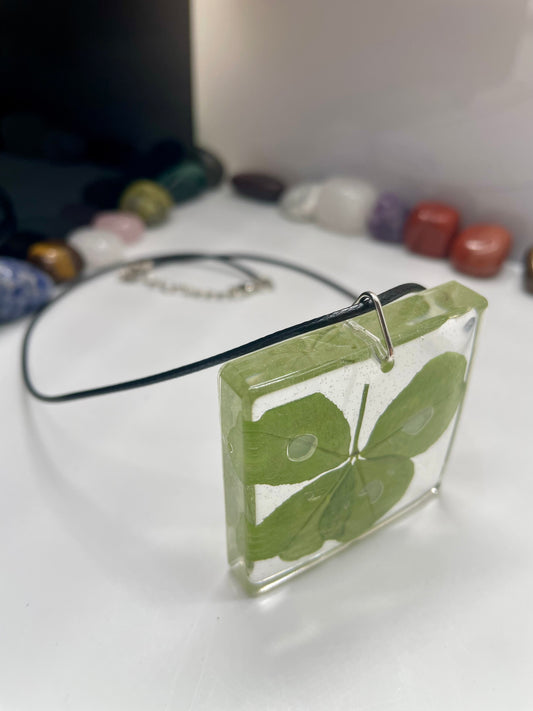 Collana con quadrifoglio vero in resina – Porta fortuna artigianale, fatta a mano