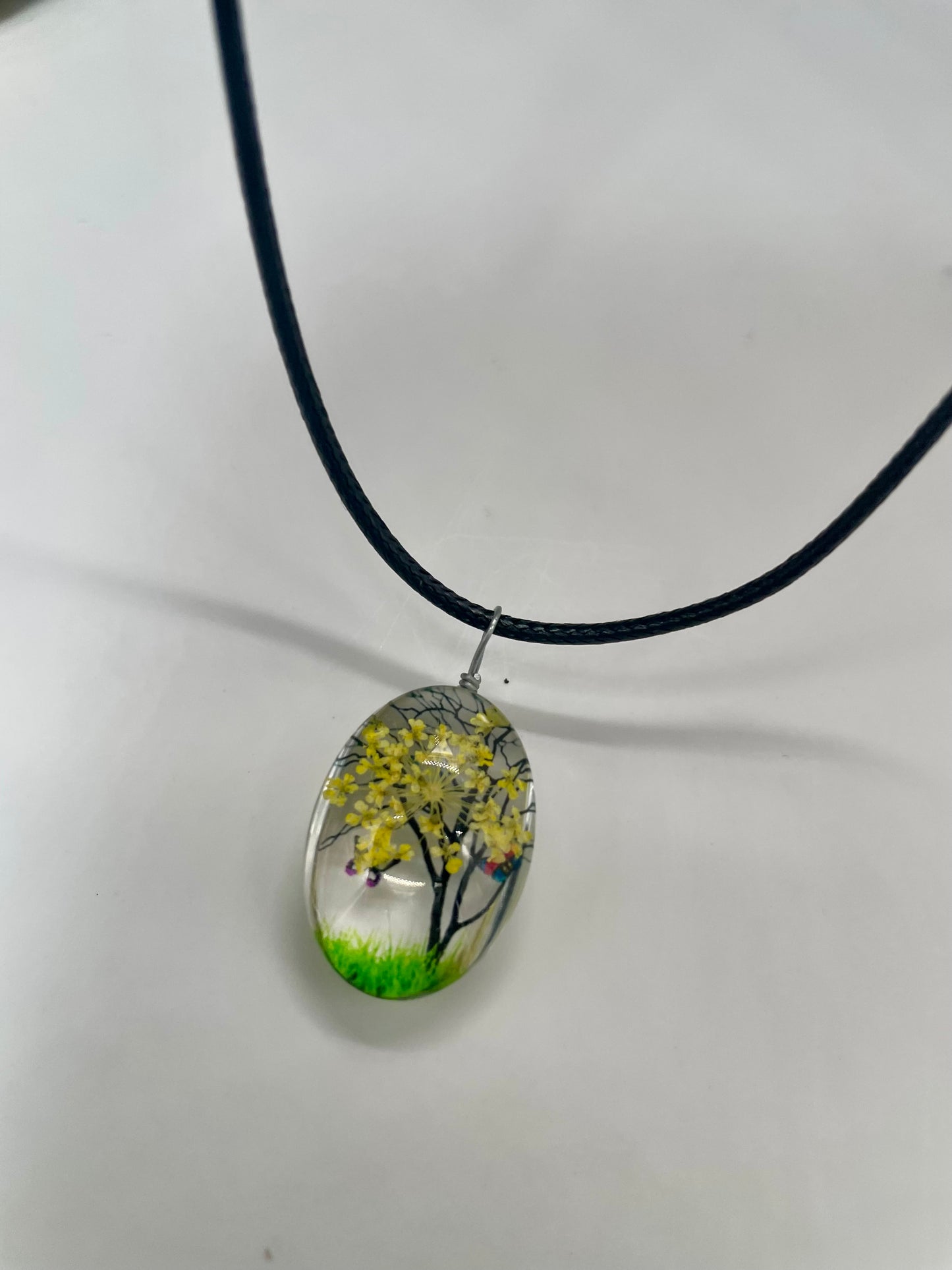 Collana con ciondolo in resina rappresentante albero