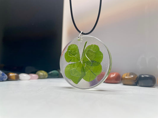 Collana con quadrifoglio vero in resina – Porta fortuna artigianale, fatta a mano
