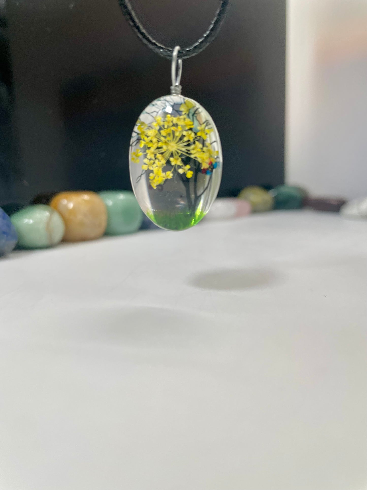 Collana con ciondolo in resina rappresentante albero