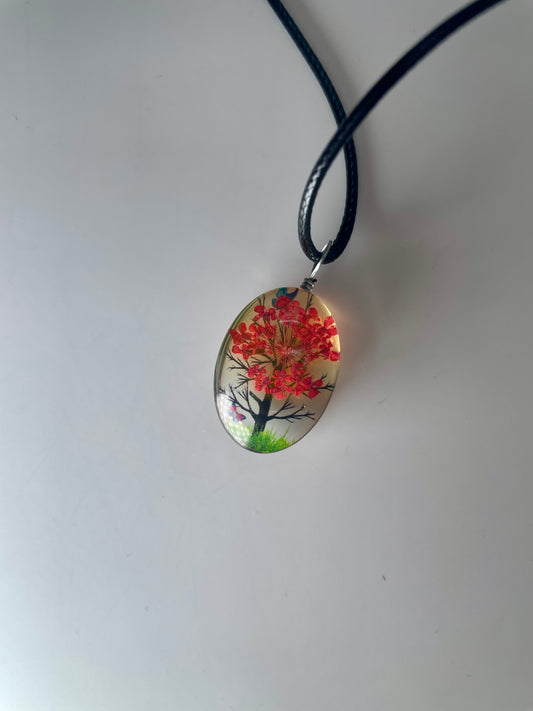 Collana con ciondolo in resina rappresentante albero