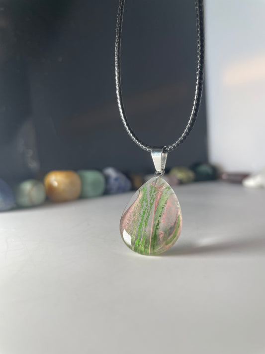 Collana con pendente a goccia in vetro colorato
