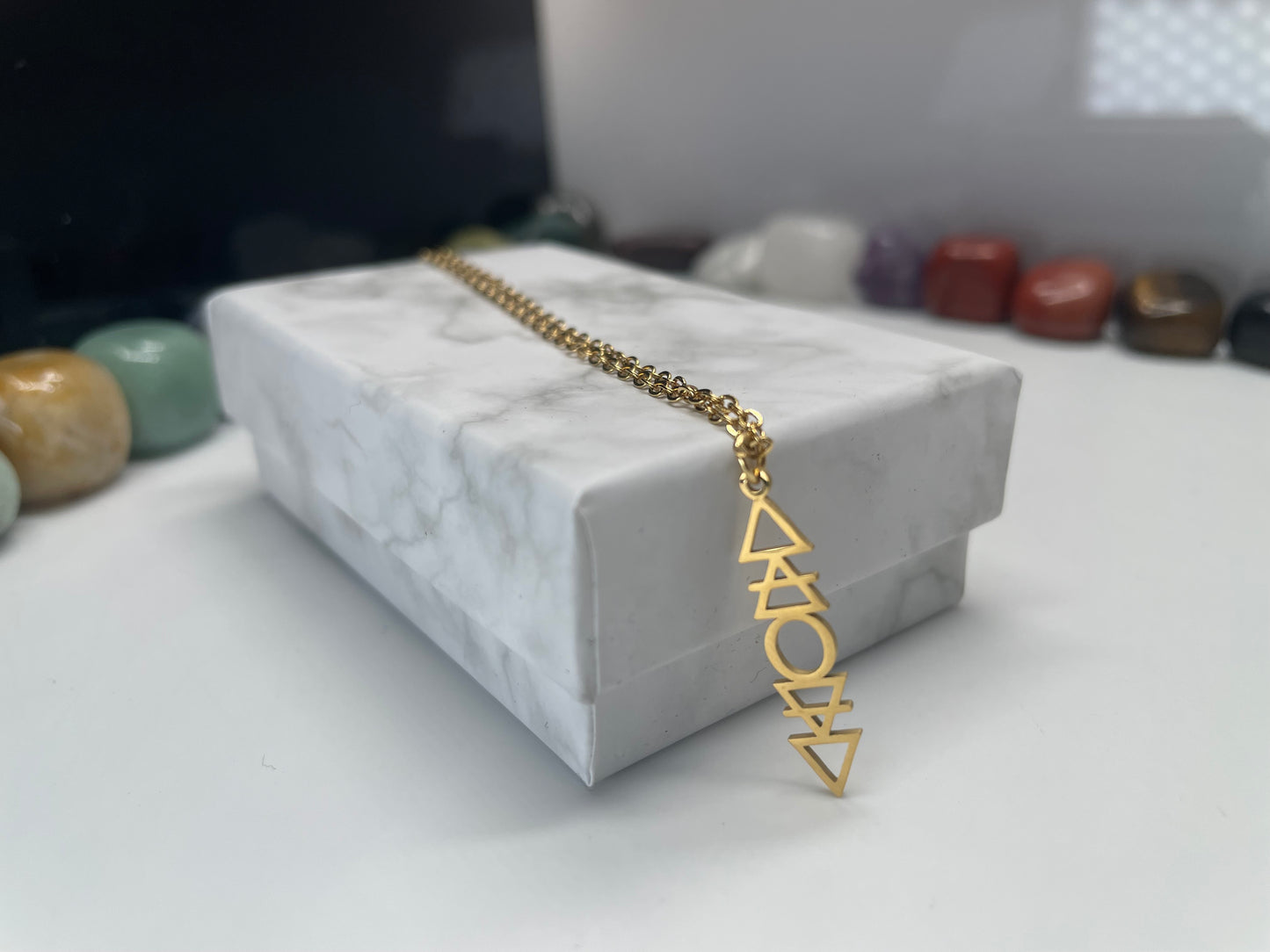 Collana con simboli dei quattro elementi color oro
