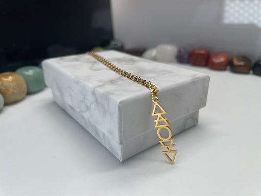 Collana con simboli dei quattro elementi color oro