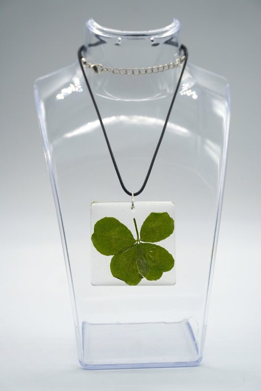 Collana con quadrifoglio vero in resina – Porta fortuna artigianale, fatta a mano