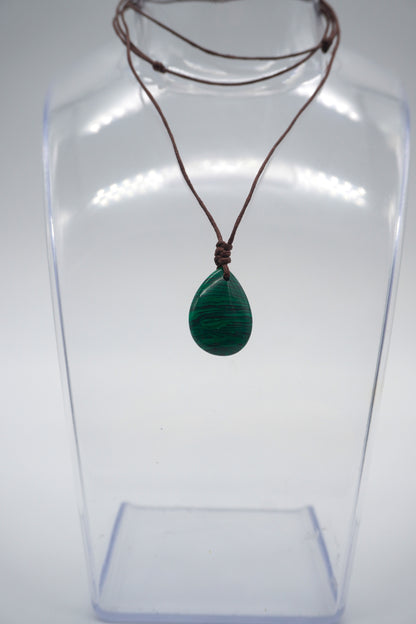 Ciondolo in Malachite Levigata – Armonia Naturale, Bellezza Autentica