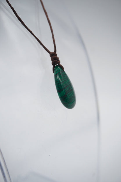 Ciondolo in Malachite Levigata – Armonia Naturale, Bellezza Autentica