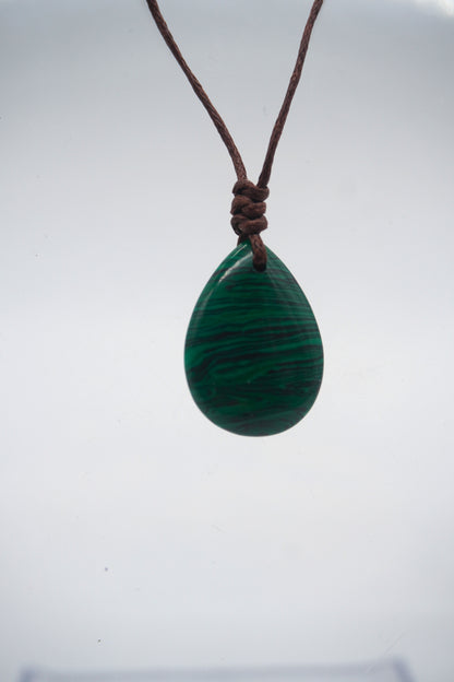 Ciondolo in Malachite Levigata – Armonia Naturale, Bellezza Autentica