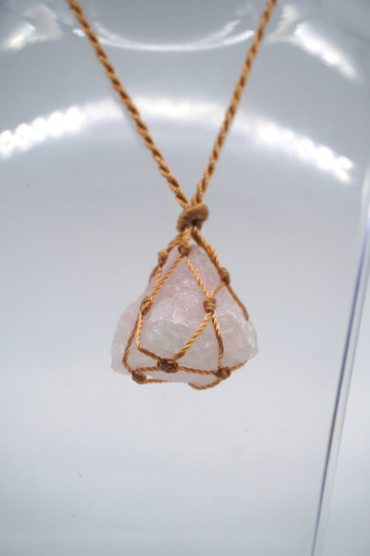 Pendente Grezzo in Quarzo Rosa con Intreccio Macramè