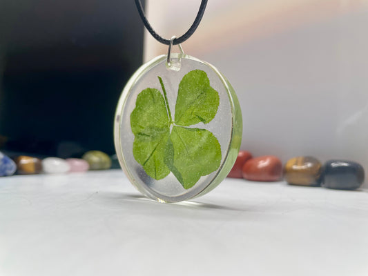 Collana con quadrifoglio vero in resina – Porta fortuna artigianale, fatta a mano