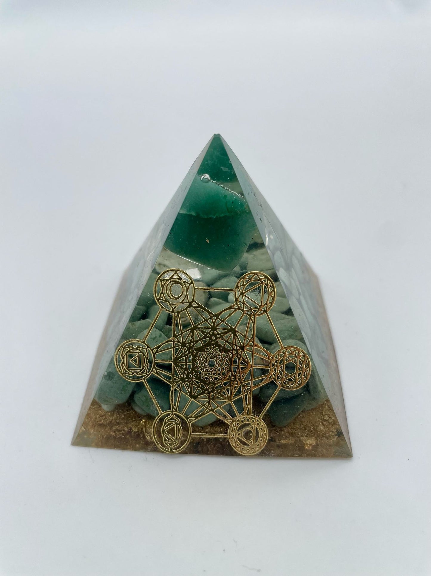 Handgefertigte Harzpyramide Nr. 4