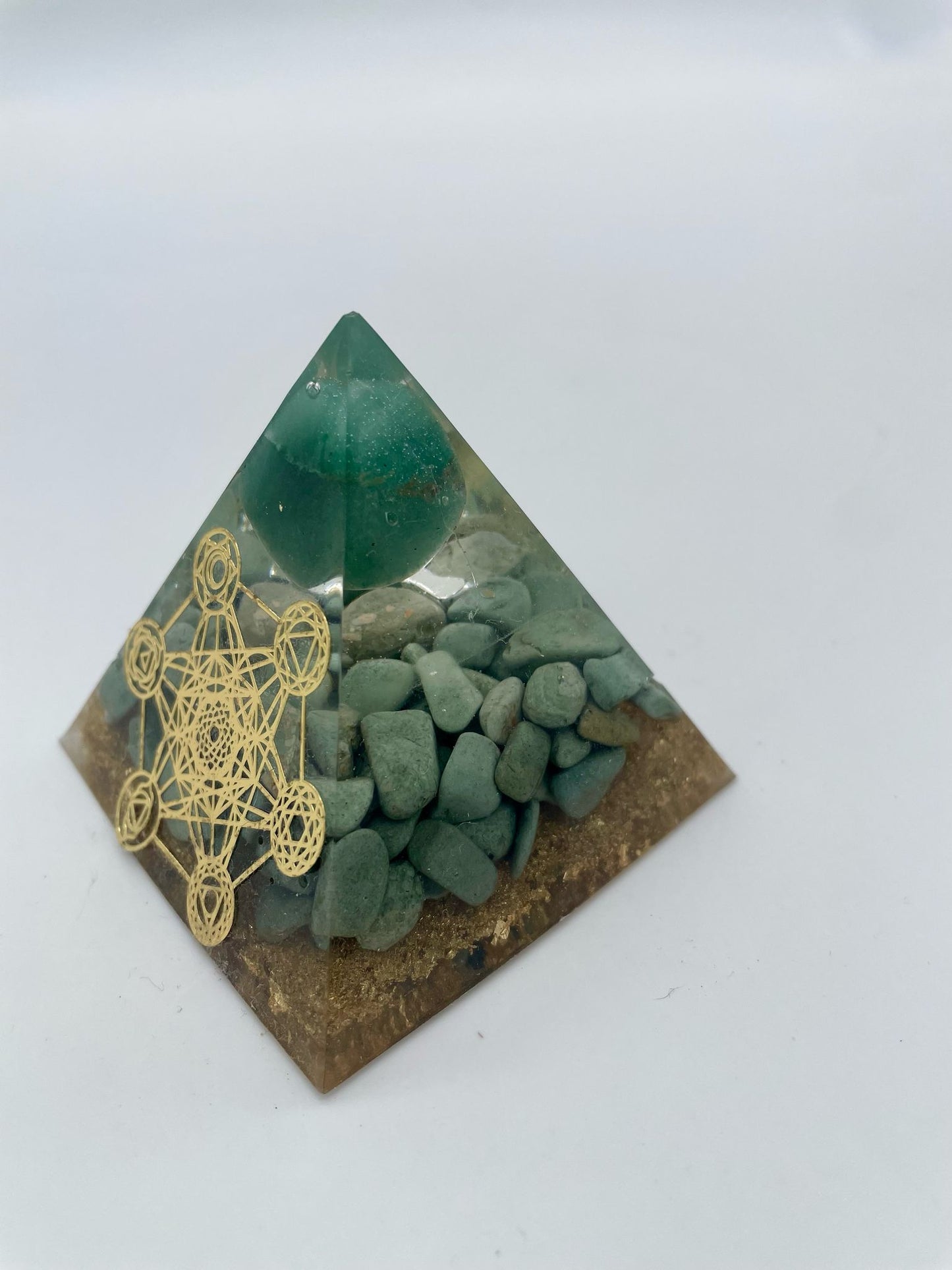 Handgefertigte Harzpyramide Nr. 4