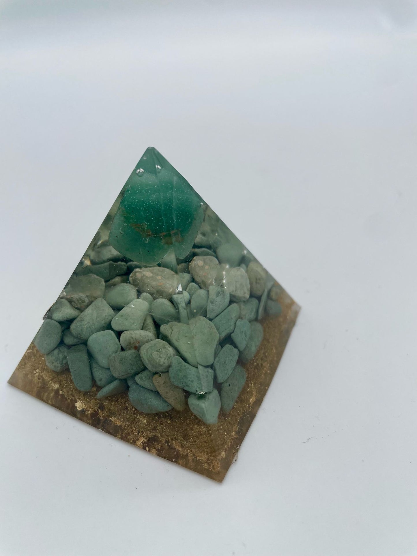 Handgefertigte Harzpyramide Nr. 4